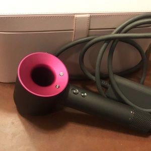 Dyson supersonic dryer with extras (NOT WORKING)
